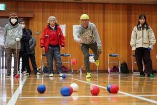 ボッチャを楽しむ参加者ら＝神戸市北区道場町塩田