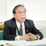 ９選を果たし、選挙戦を振り返る谷公一氏＝豊岡市寿町