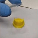 不思議な液晶回折レンズ。レンズをのぞく向きを変えると、像が大きく見えたり小さく見えたりする