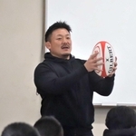 生徒たちの前でこれまでの選手人生を振り返った山本幸輝さん＝北摂三田高