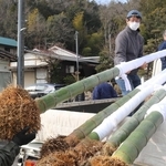 掘り起こした竹をトラックに積んだ＝三田市波豆川