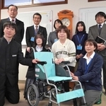 車いすを寄贈した有馬高の生徒や保護者ら＝三田市天神２