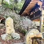 炭酸泉源公園にある碑（左奥）