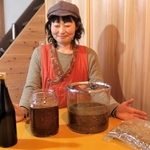 田坂あいさんが販売するしょうゆ製造キット（右から二つ目）。容器にこうじと塩、水を入れてかき混ぜる＝三田市木器