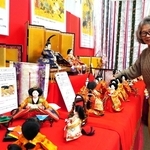 源氏物語から読み取れる伝統行事を再現したひな飾りの説明をする松生昭子さん＝三田ふるさと学習館