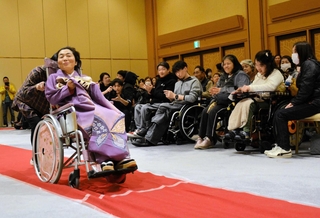 多くの観客に見守られながら、ランウエーを進む出演者ら＝三田市けやき台１