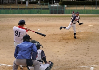 力いっぱいプレーする三田プリンスと伊丹マスルズの選手たち＝三田市武庫が丘３
