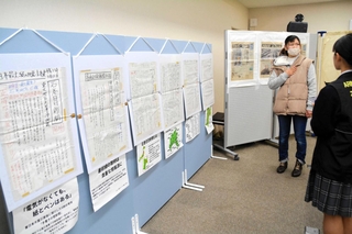 イベントなどで、手書きの「石巻日日新聞」などを掲示し、解説している＝２０２５年１２月、三田市尼寺