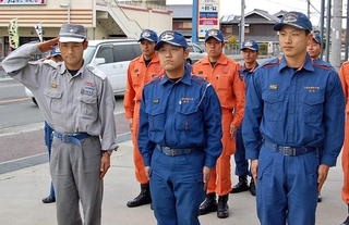 ２０１１年３月１６日、被災地での任務を終え、三田市に帰還した高見佳久さん（左）＝市消防本部