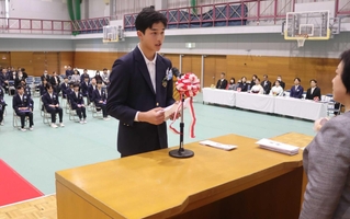 卒業式で答辞を述べる朏陽真さん＝藍中