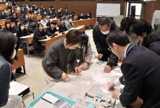 教員や市職員が開票作業も行った