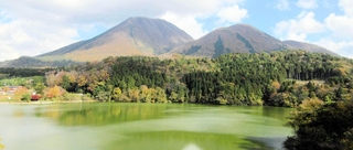 浮布池から三瓶山を望む。左から男三瓶、子三瓶、孫三瓶の峰々