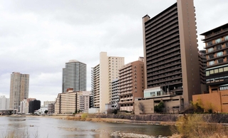 阪神北地域の住宅地で最高価格となった宝塚市湯本町＝宝来橋北詰から