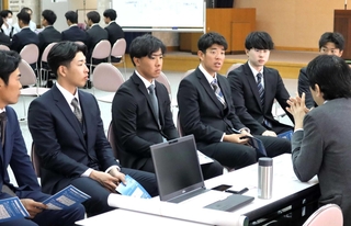 企業の担当者らとやりとりする選手たち＝三田市天神１