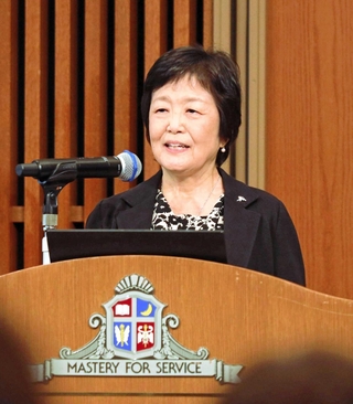 「死生学」について講演する藤井美和教授＝西宮市上ケ原一番町