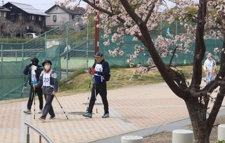 春らしい陽気の中、ポールを持ってイベントを楽しんだ参加者たち＝三田市ゆりのき台１