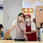 昨年８月、猪名川町の日生中央サピエで開かれた販売イベントに参加した「トークゆうゆう」のメンバー（提供）