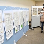 イベントなどで、手書きの「石巻日日新聞」などを掲示し、解説している＝２０２５年１２月、三田市尼寺