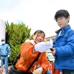 武庫小校区地域防災訓練で、消火器の使い方を教える岡田佳保里さん（中央）＝三田市武庫が丘４