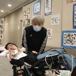 初の個展を開いた加治望さんと父の泰平さん＝三田市駅前町