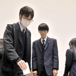 模擬投票で１票を投じる生徒たち＝三田市学園１、三田祥雲館高