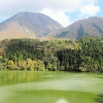 浮布池から三瓶山を望む。左から男三瓶、子三瓶、孫三瓶の峰々