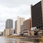 阪神北地域の住宅地で最高価格となった宝塚市湯本町＝宝来橋北詰から