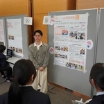 パネル前に集まった人たちに取り組みを説明する学生＝三田市けやき台１