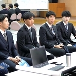 企業の担当者らとやりとりする選手たち＝三田市天神１