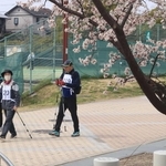 春らしい陽気の中、ポールを持ってイベントを楽しんだ参加者たち＝三田市ゆりのき台１