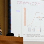 あさぎり病院の田中あゆみ副院長が、女性の健康について解説した＝三田市川除
