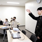 三田市職員に向け、植物発電の取り組みを説明する高谷譲さん（右）＝三田市三輪２