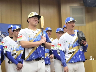 ２月の会見。「春の稲妻」をあしらった新ユニホームもお披露目した＝三田市川除