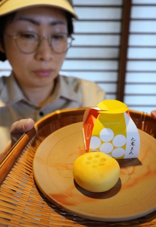 三田藩主・九鬼氏の家紋を施した菓子「九鬼三丸」＝三田市三輪２