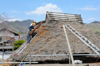 ふき替え作業が進む「古代室」のかやぶき屋根＝三田市木器