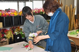 昨年行われたフラワーアレンジ教室（有馬高校提供）