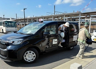 「チョイソコさんだ」の車両。昨年の２度の実証実験を経て、本格運行が始まった（市提供）
