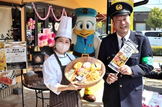 「パンプキン」で期間限定で販売されるパンを持つ、同店の小林真美さん（左）＝三田市南が丘１