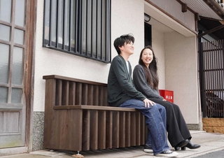 三田本町通りセンター街の一角に設置したベンチに座る的場陽斗さん（左）と工藤泉希さん＝三田市三田町