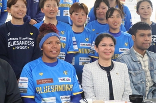 選手らと記念撮影するサンディ・ダビラ駐日大使（前列中央）とカルメン内野手（同左）＝三田市高次２