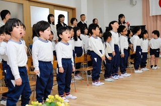 新しい園歌を元気に歌う園児ら＝三田市上井沢