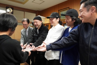 高平小の児童にチケットを手渡すＥＴーＫＩＮＧのメンバーら＝三田市下里