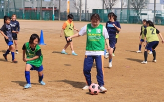 ３月末に行われた練習会。この日は小学生も参加し、青空の下でボールを追った＝三田市天神２、有馬高校