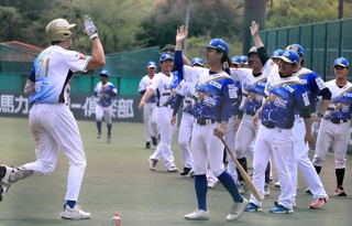 今季１号の本塁打を放ち、仲間から祝福されるライアン選手（左）＝神姫バスキッピースタジアム