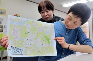 完成したオリジナル地図と、製作に携わった谷野紀子さん（右）、杓谷公江さん＝三田市志手原