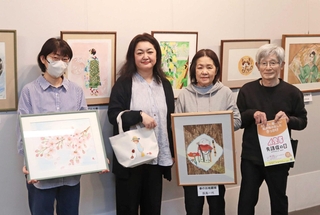 会場に並ぶ多彩な作品と、「トークゆうゆう」のメンバーら。２５日のイベントにも参加する＝市総合福祉保健センター