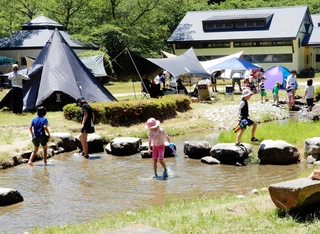 川遊びなどを楽しむ子どもら＝三田市小柿（提供）
