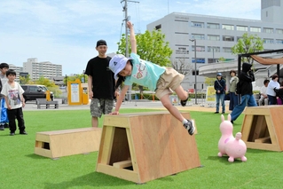 障害物を跳び越える「パルクール」を教わる子どもら＝三田市弥生が丘１