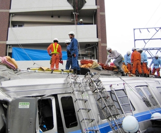２００５年４月２５日午後、事故車両での救助活動。三田市消防本部の隊員はマンション３階のベランダ部分で作業をした＝尼崎市久々知３（同本部提供）