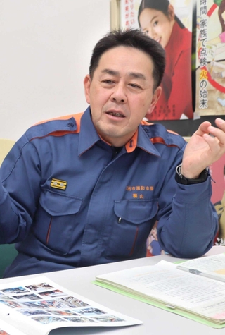 事故２日後の夜に派遣された現場について語る三田市消防本部の桐山享之・予防課長＝三田市下深田